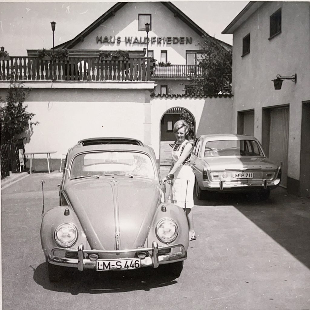 Regina Haber und "VW Käfer" im Hof von Haus Waldfrieden