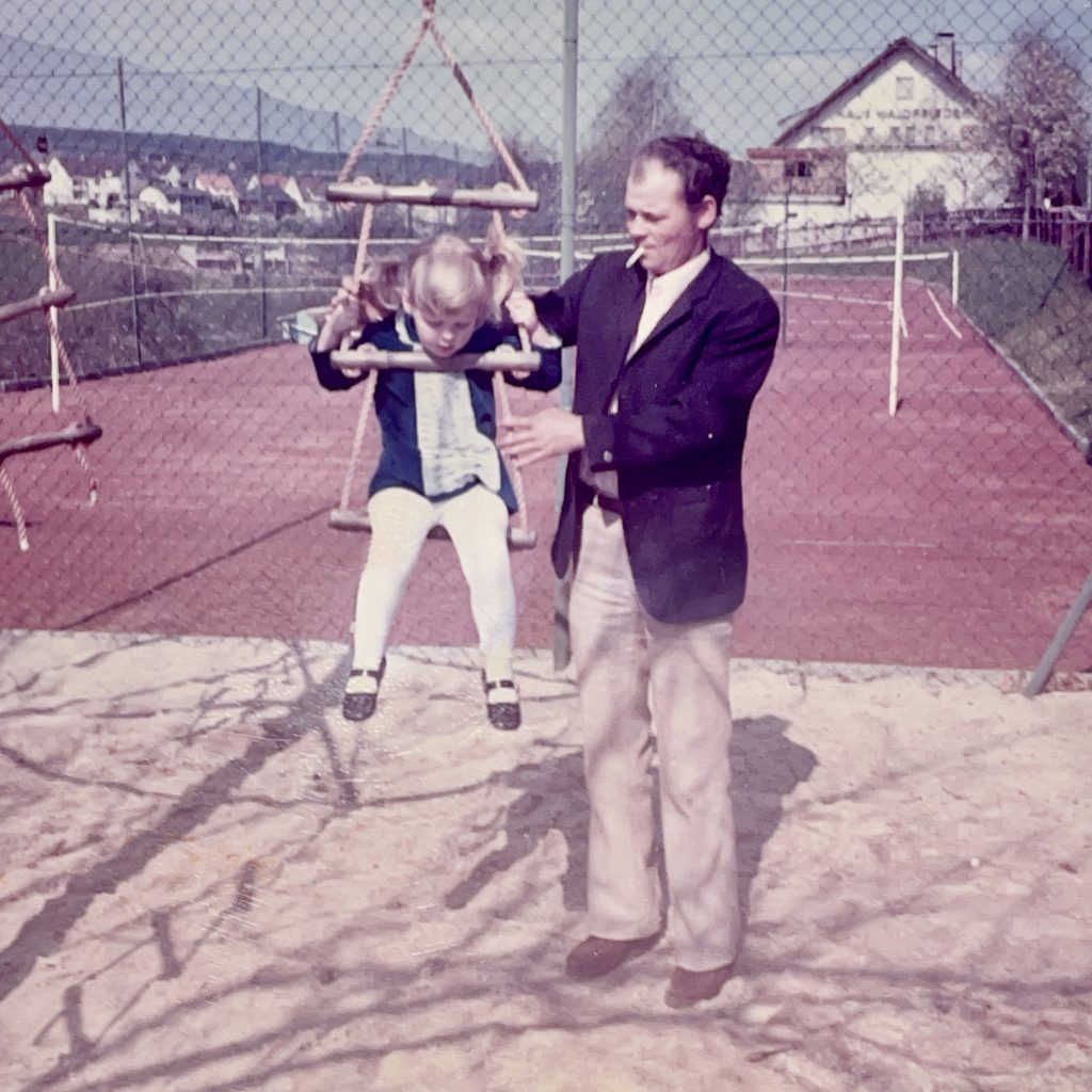 Alfred "Fredy" Haber mit Nichte am Spielplatz neben dem Tennisplatz.